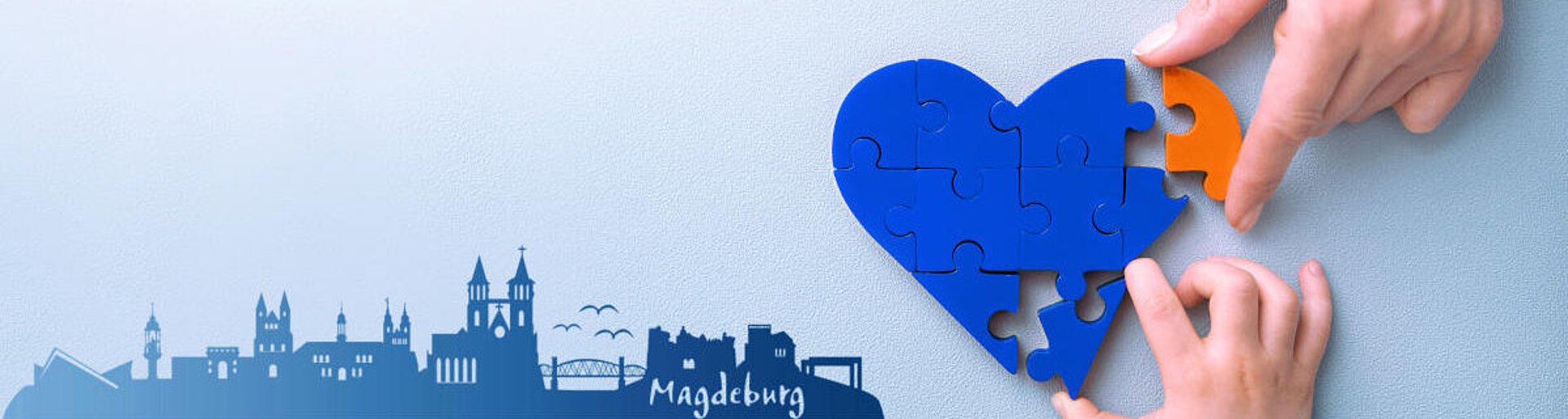 Engagement: Bild zeigt blaues Herz, in das ein oranger Puzzlestein eingefügt wird.